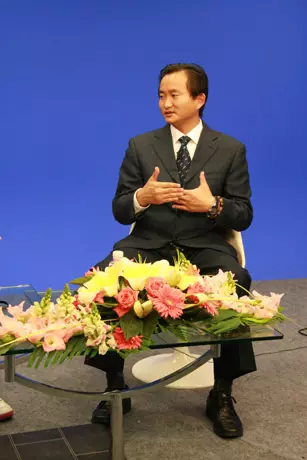1、为什么年十二生肖吉祥物的说法，董易林与宋韶光的说法不一样呢？谁的准一些？