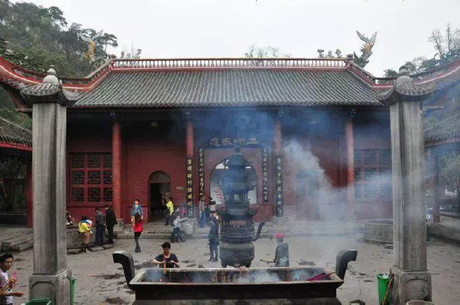 1、去哪里烧香比较:请问去哪里烧香比较好 本人今年很倒霉