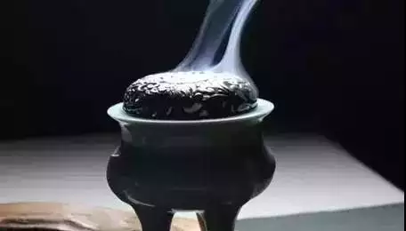 1、香灰掉在外面要怎么处理:烧香时掉下的香灰怎么处理？