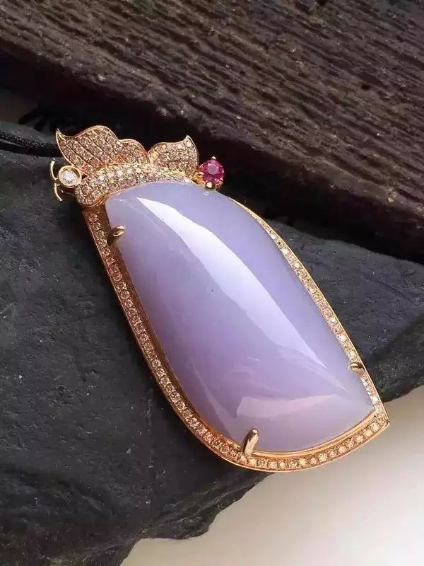 属牛的女人能戴翡翠吗，属牛的人能带金首饰吗