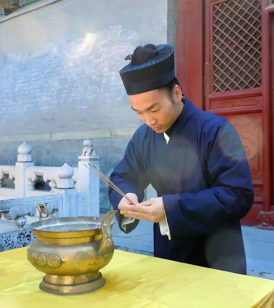 4、给上香，一共三根左边的灭了怎么办，什么预兆给烧香，左边一支未然尽