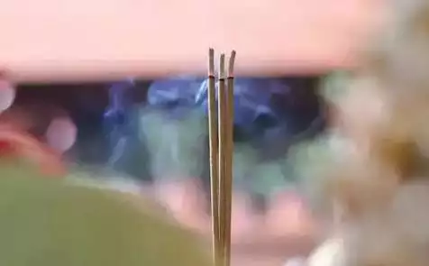 4、上香後幾分鐘看香頭:在燒香過程中香頭不斷變化怎麼看香頭骨
