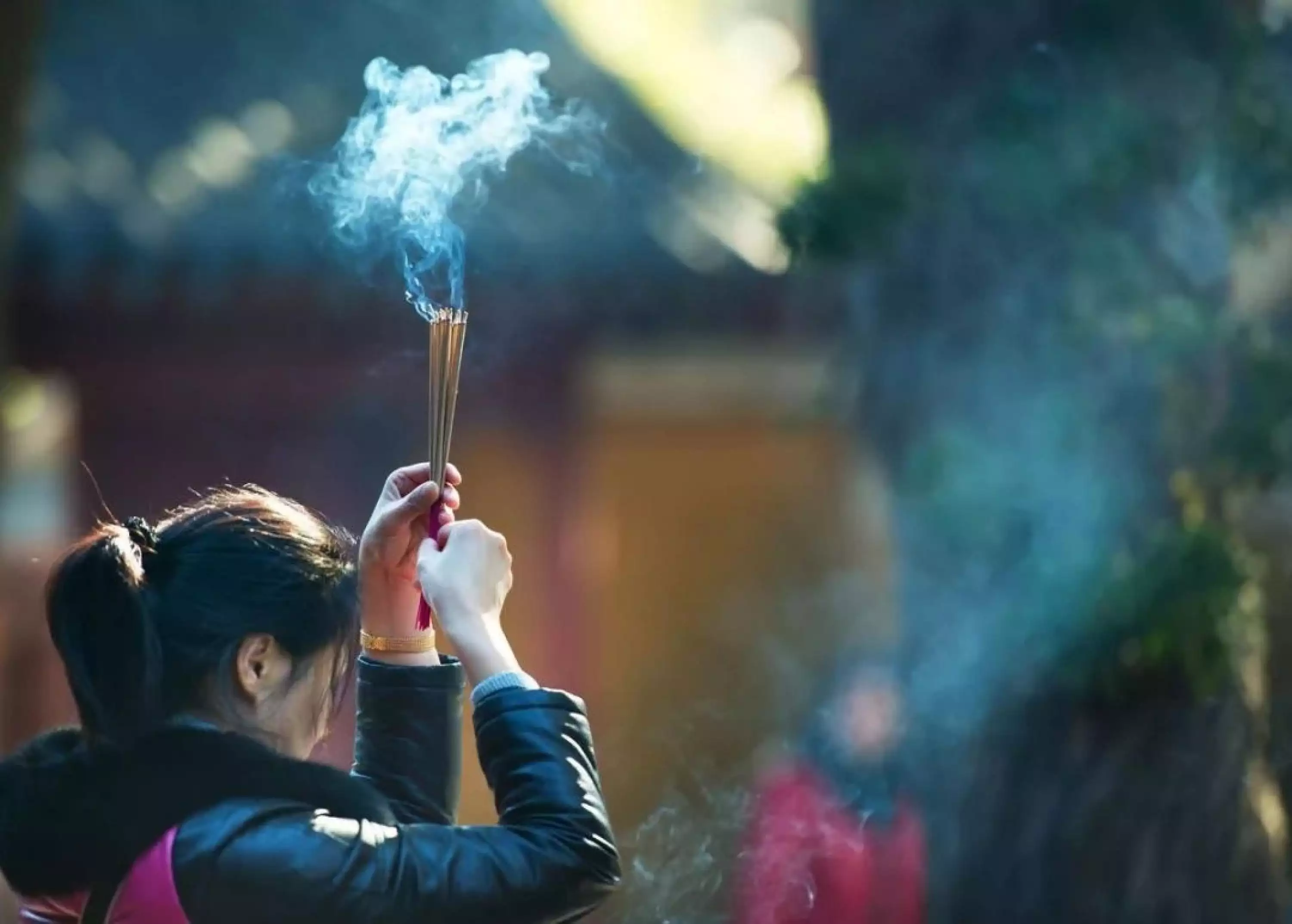 4、烧香图解香什么意思:三炷香72图解香是什么意思?