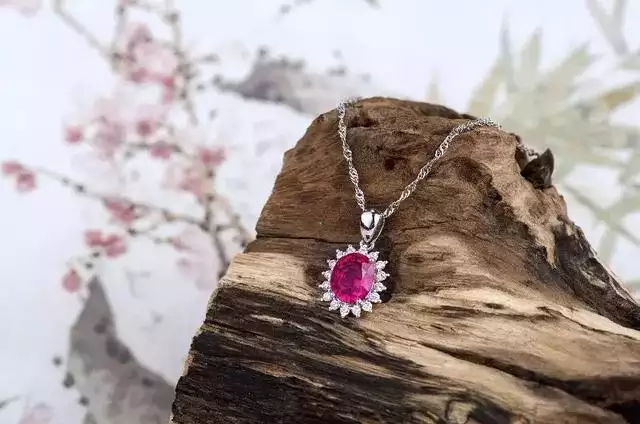 属狗的人适合佩戴什么吊坠，属狗佩戴什么转运招财