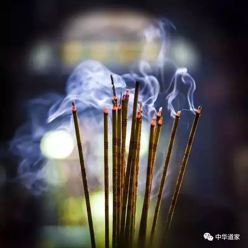 1、烧香香的中间黑:烧香中间香灰是黑色，是什么意思？