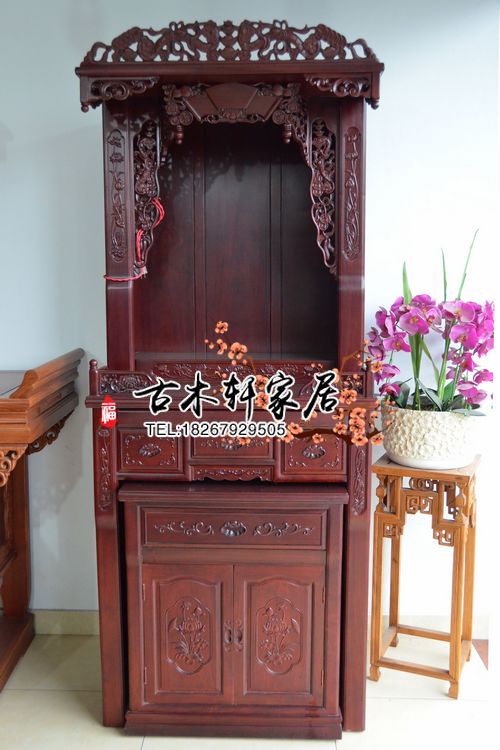 8、酒柜上放财神爷效果图:财神爷可以放在正对大门的酒柜上吗