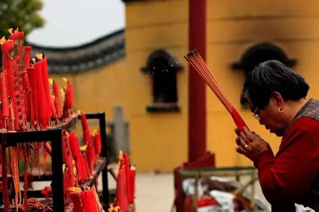 2、上香两长三短什么意思:烧香两长一短什么意思