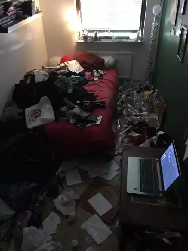 4、喬任梁的卧室滿地是血圖片:年深夜，喬任梁頭戴塑料袋慘死別墅中，怎麼回事？