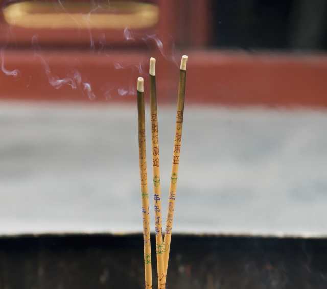 5、为什么烧香后运气不好:为什么去烧香拜之后运气反而不好了