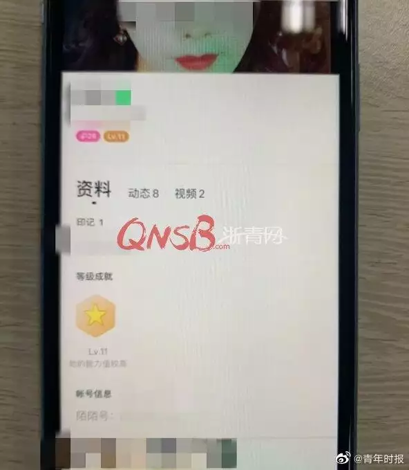 美女 友約男子見面，美女 友約小伙兒見面