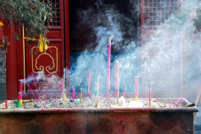 4、上香有几种方法:上香的上香的方法