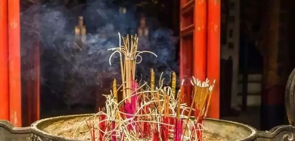 1、香灰满了怎么处理:财神爷香灰满了怎么办