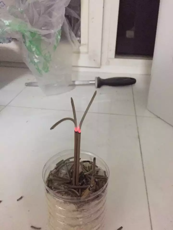 1、香灰搭香灰有什么兆头图:烧的香灰给其它的人家香灰搭在一起了