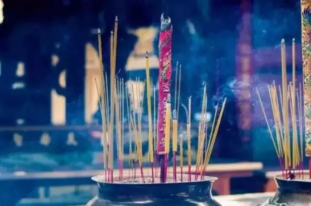 1、点香左边是什么香右边什么香中间什么香我说的是12支香，香炉前一柱香代表什么香。