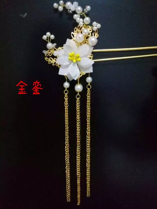 2、十二星座专属古风手链:十二星座专属高跟鞋、手链、头发、头饰、婚纱、指甲油和衣服