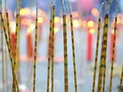 2、谁知道看香头,就是说一个死人找一个活人好多年了,就是看这个病的大先生