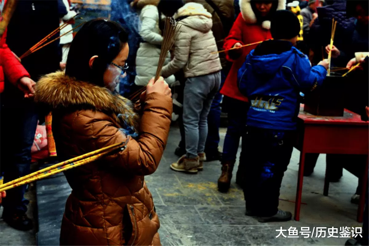 1、烧香算命的可信吗:上香算命能信吗？