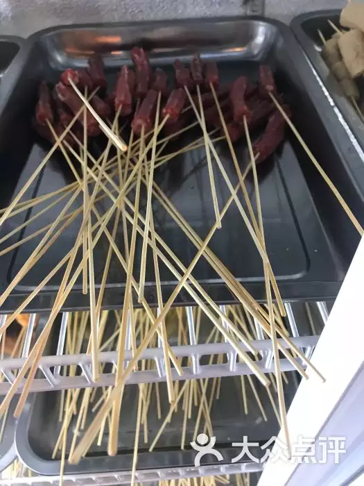 3、家门口被点了三根香:有人在我家门前烧了三根香 一根蜡烛 和一堆纸钱 有什么说法吗？
