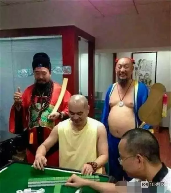 2、财神正东打麻将坐哪:财神在正东,那是坐在正东,还是朝东坐?