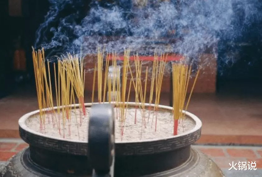 5、四月初一给烧三根香。左边一根香。烧了一半儿灭了!什么意思?