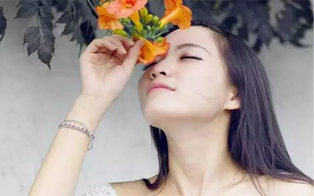 2、我認識一個水瓶座的女生，感覺她有兩面性。像是心裏啊。水瓶座的女生都這樣么？