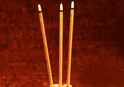 11、三根香左边一根灭了什么意思:上香三支，中途发现中间一支灭了，是什么意思