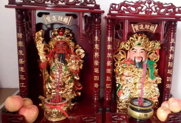 2、，昨天都出现图中供香，左一短右两长，请问供香说明什么？后天妈妈27，需要做什么？