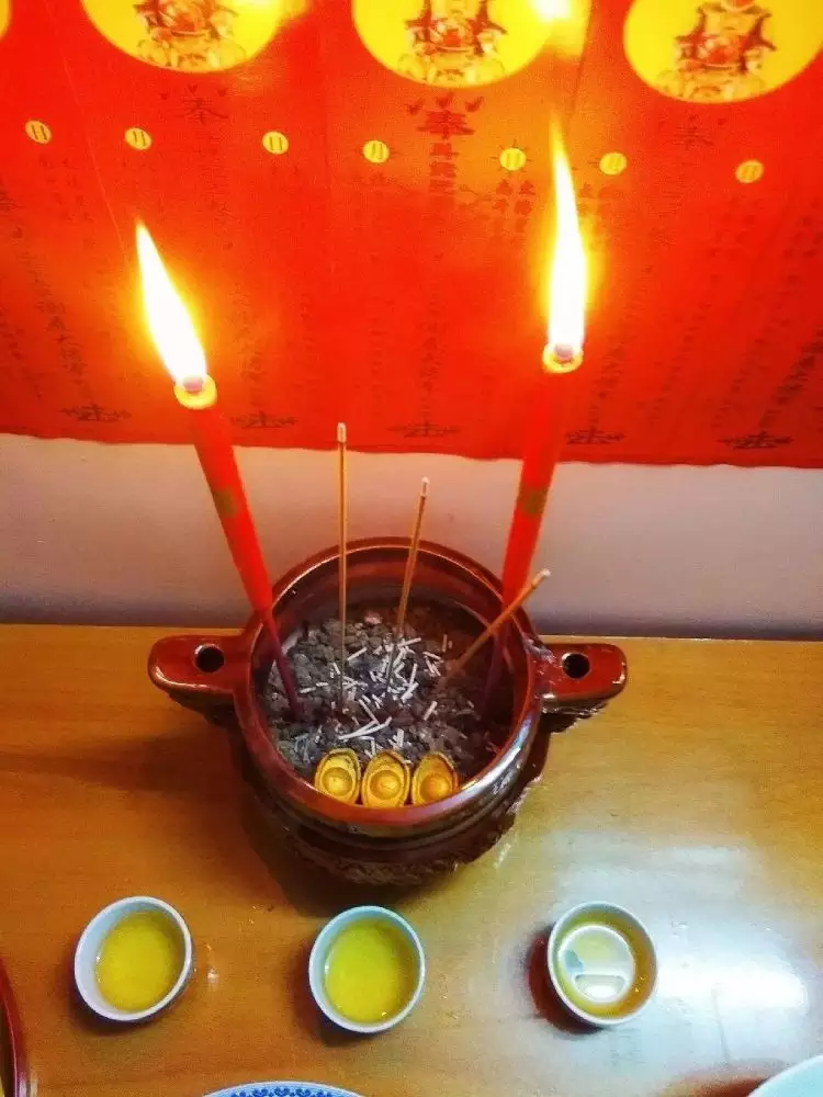 2、怎样在取香灰:上香后的香灰如何处理