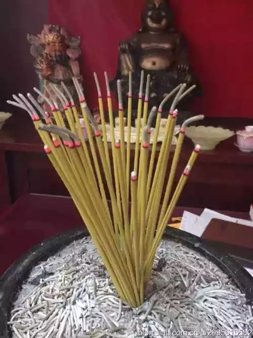 1、12根香图解看香火:12根香中间三根往一起抱是啥意思？