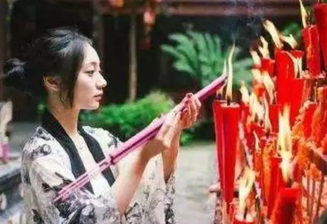 1、财神爷烧完的香灰和香根怎么处理:财神上完香的香灰怎么处理