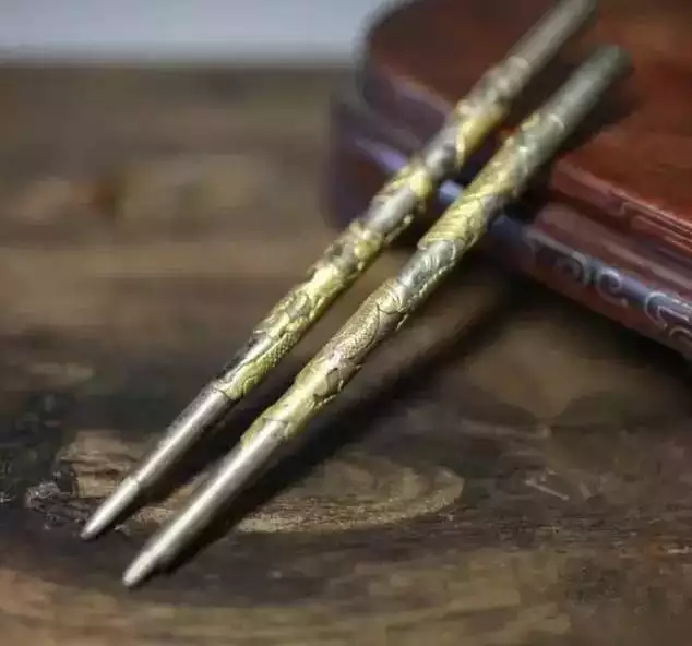 1、用过的香灰和香把怎样处理:刚拜过的香灰落了一桌子说脏了怎么办