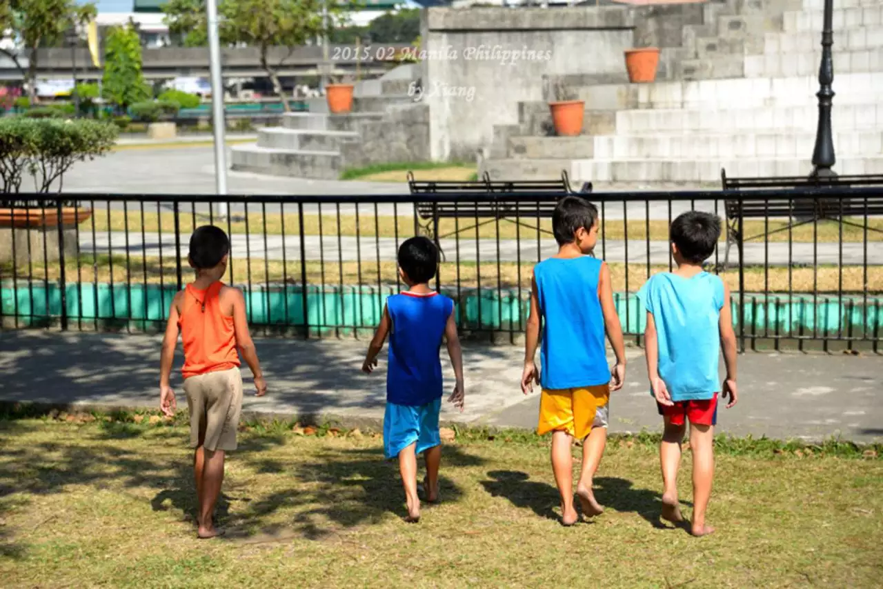 4、“他就是我昨天在公園裡遇到的那個人”這句話翻譯為英文定語從句怎麼做