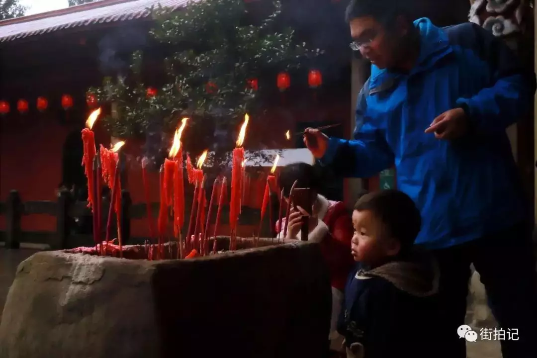 1、我给还有保家烧香时候是大天真怎么回事，我都好怕，能告诉我吗，我着急