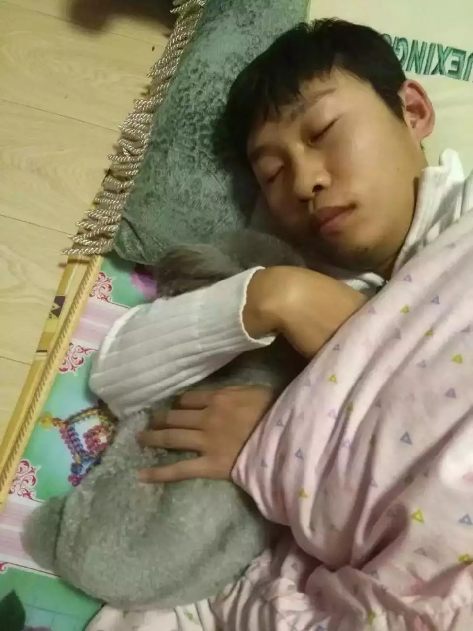 3、我從相親中認識一個男的,在一起睡了兩晚上也沒有,是不是他有問題