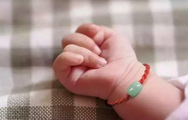 属狗的人适合佩戴什么吊坠，属狗佩戴什么转运招财