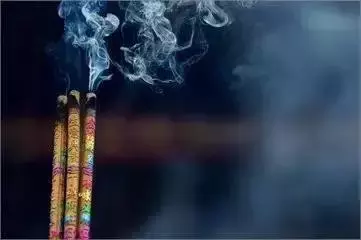1、烧香求财怎么说:拜财神爷烧香说的顺口溜