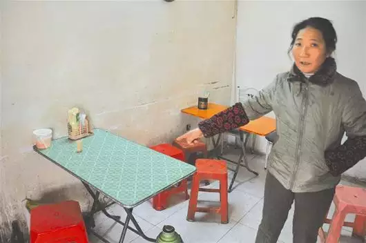 1、香灰落在桌子上怎么办:上香时掉在桌子上的香灰能收到香炉里吗