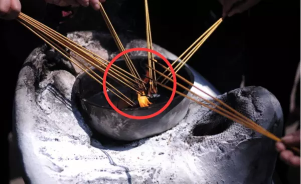 1、家四柱香的图解:四根香烧香图解