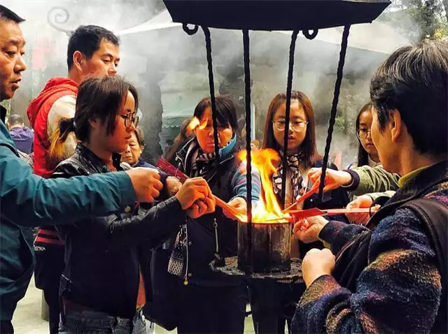 1、女人拜禁忌穿着颜色:女性去有什么禁忌？