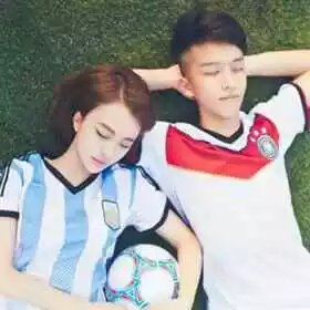大家能帮我找个情侣头像吗？和这个照片一起的，小...