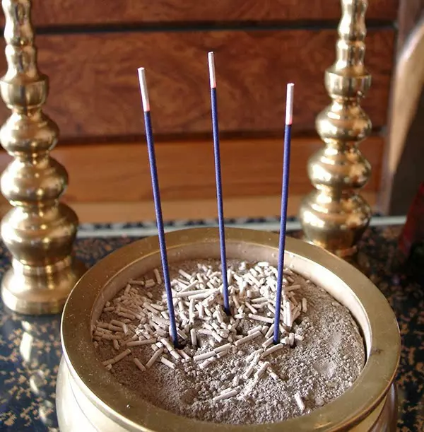 3、三个香是什么意思:上香时为什么是三根香