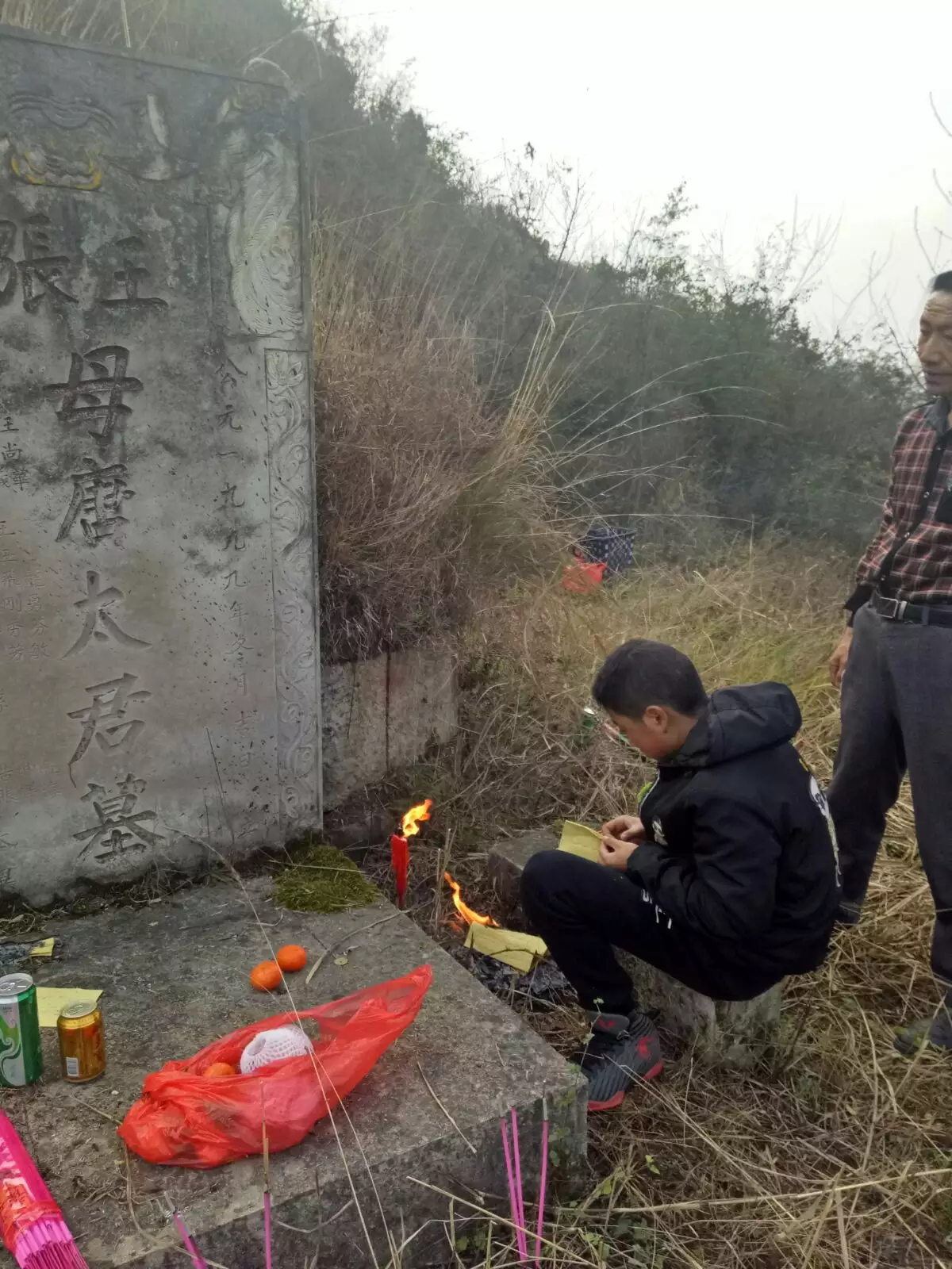 4、给长辈上香的正确方法:丧事上香的正确方法