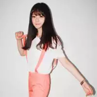 纯色背景情侣头像:可爱的卡通情侣头像