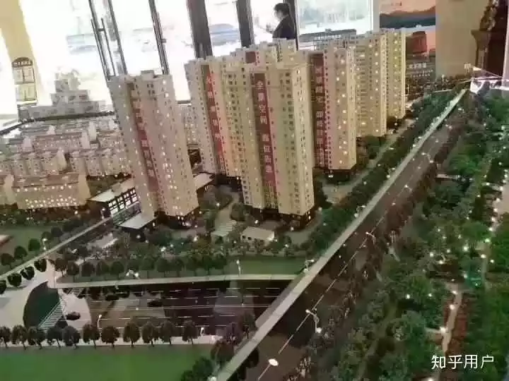5、属相鸡适合买东户还是西户:81年属鸡的买楼买东户还是西户好