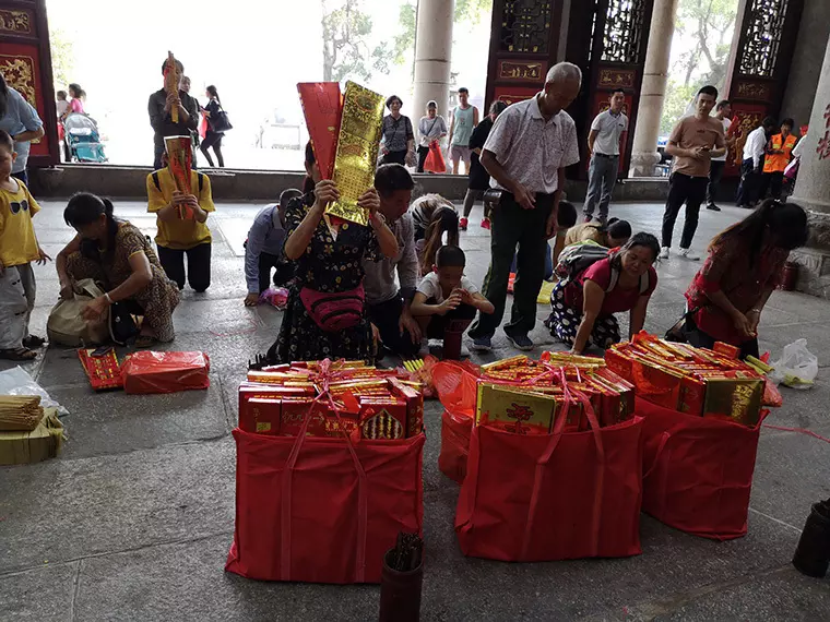 4、给烧香过了几点就不要烧了:给上香到一半三根香全灭了