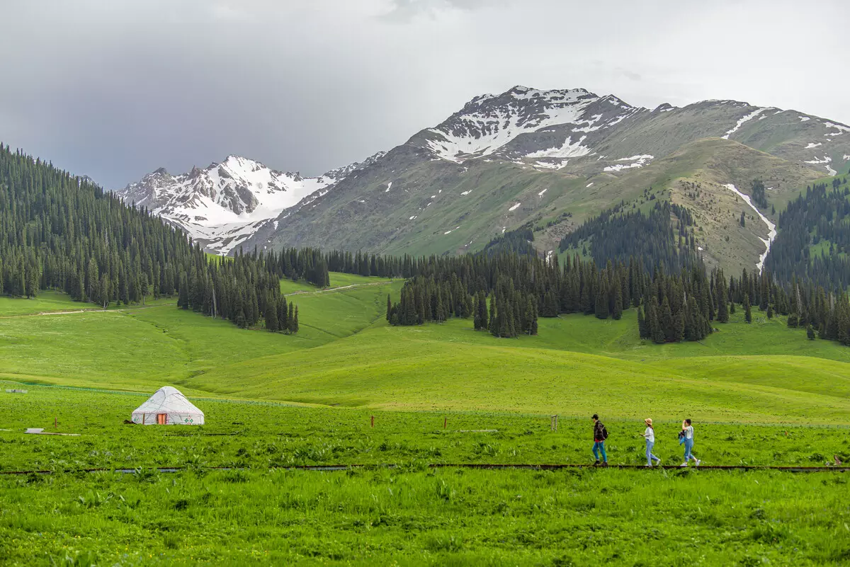9、初一十五在家里烧香的正确方法:在家初一，十五怎么烧香