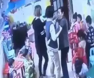 4、女子被帶到體罰室挨打:寫我跌倒了小夥伴們幫我包紮傷口送去醫務室的作文字