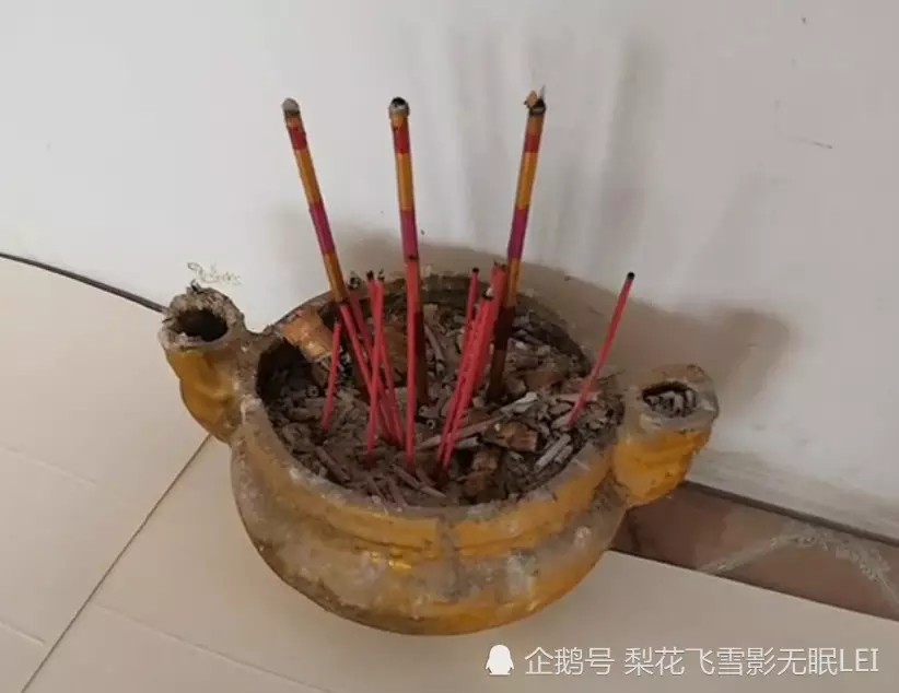 3、香灰掉在外面要怎么处理:给财神上香洒落在外面的香灰怎么办