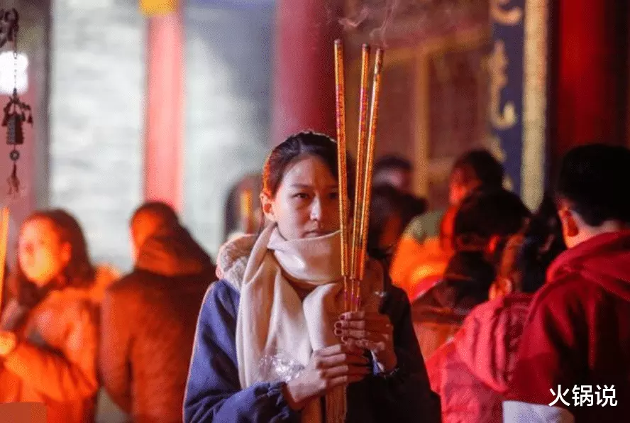 1、三柱香左右怎样区分,是按照像的,左右还是上香人的,左右区分