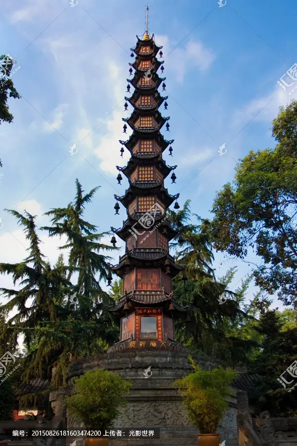 1、烧香成宝塔形状:明清时期，还有在中秋之夜燃灯的习俗，那么宝塔灯是什么样子的？